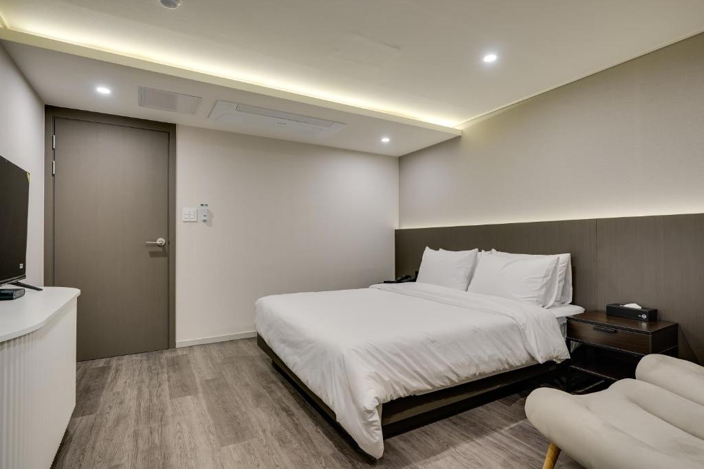 Postel nebo postele na pokoji v ubytování Two H Hotel