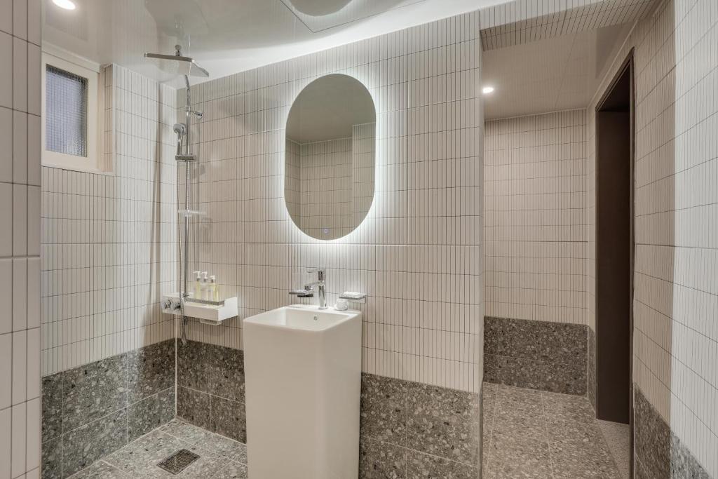 Koupelna v ubytování Two H Hotel