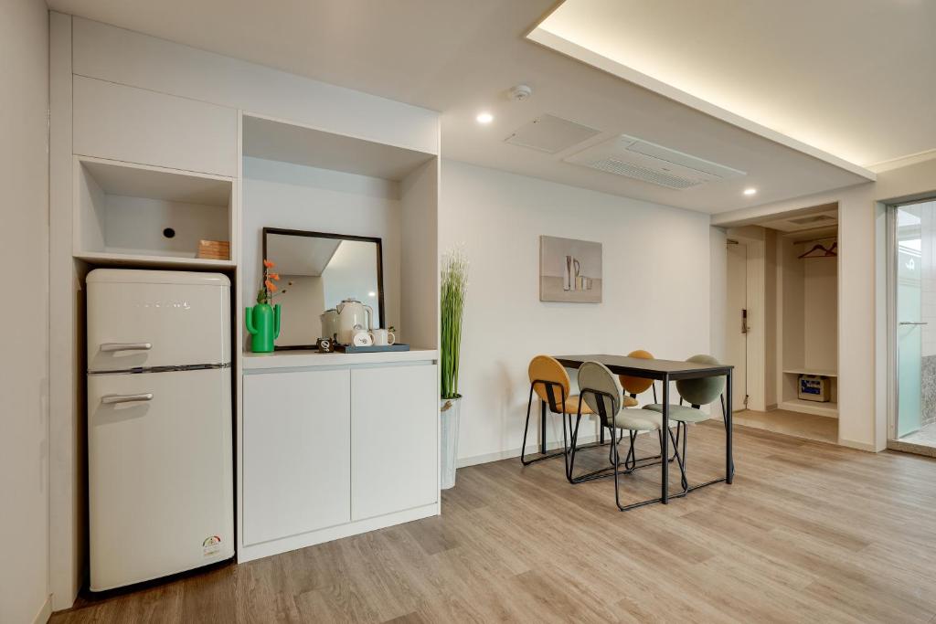 Kuchyň nebo kuchyňský kout v ubytování Two H Hotel