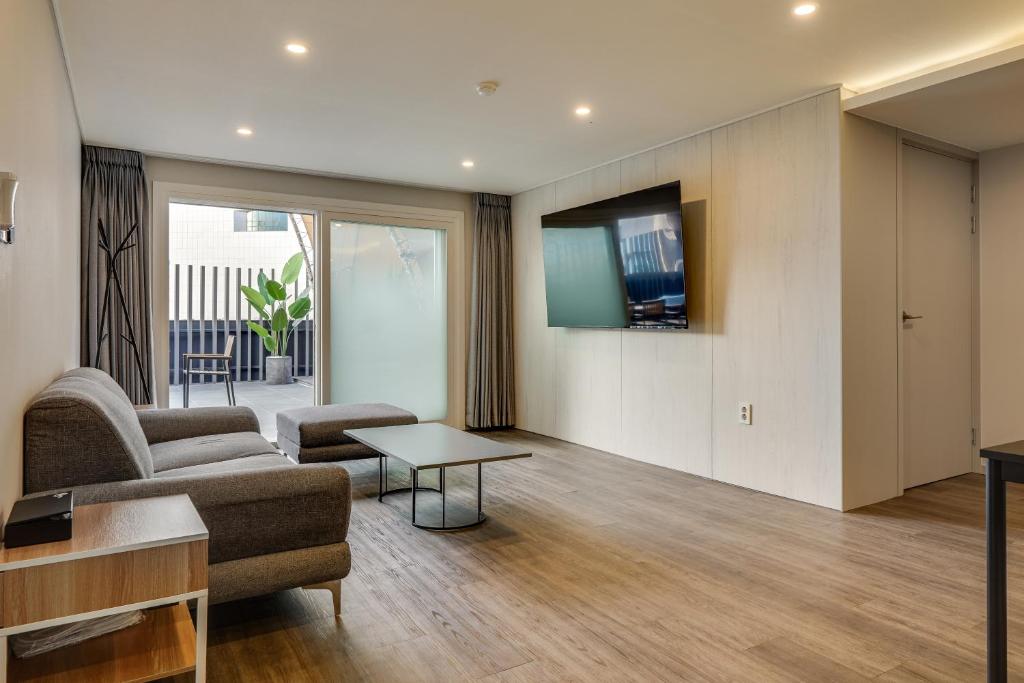 TV a/nebo společenská místnost v ubytování Two H Hotel