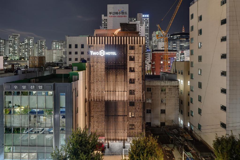 un edificio con un cartel en el costado en Two H Hotel, en Busan