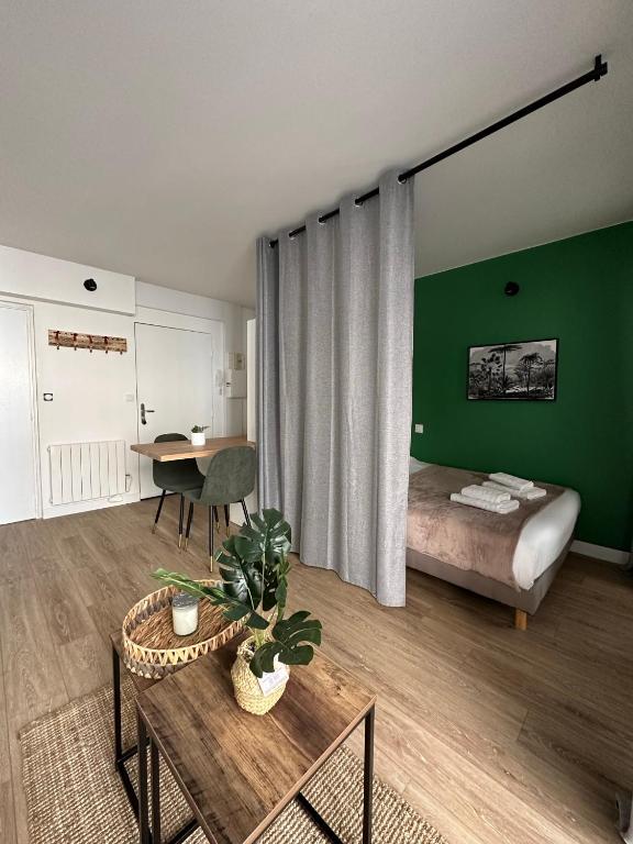 - une chambre dotée d'un lit et d'une table dans l'établissement L’Atelier Sauvage - Studio Paisible Triangle d'Or, à Bordeaux