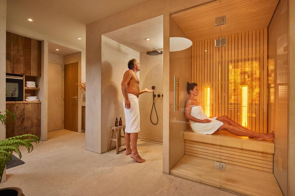 een man en vrouw in een bad in een badkamer bij Badhotel Renesse in Renesse