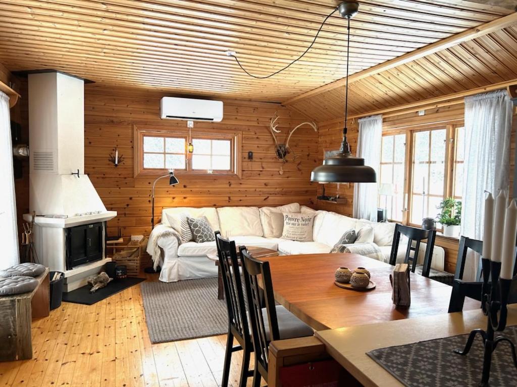 een woonkamer met een witte bank en een tafel bij Messlingen, Orrstigen 5 in Funäsdalen