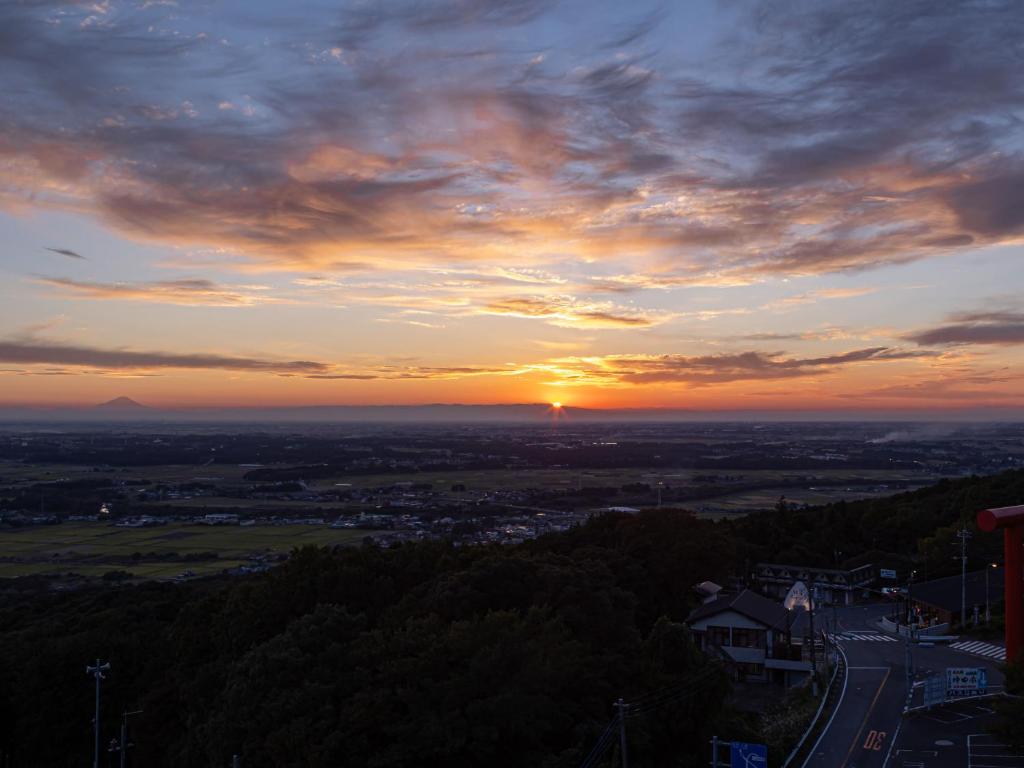 Východ nebo západ slunce při pohledu z ryokanu nebo okolí