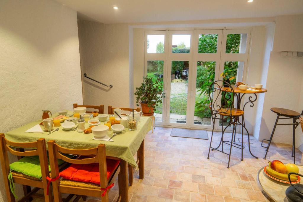 a dining room with a table with a green table cloth at Les Balcons sur la Loire in Chalonnes-sur-Loire