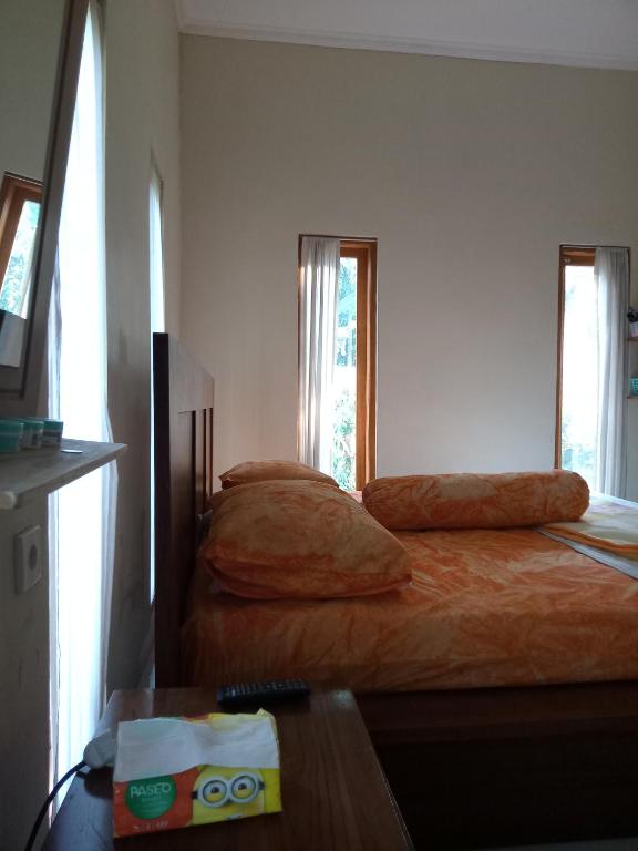 Postel nebo postele na pokoji v ubytování umah kampung bendul