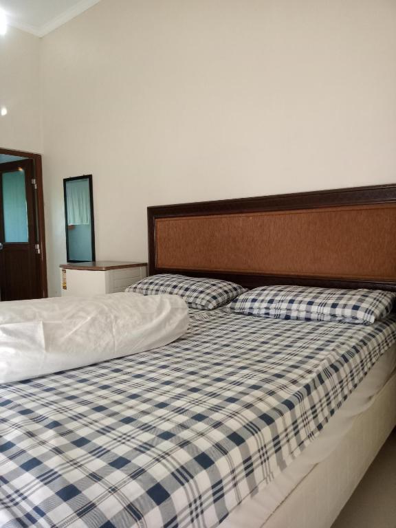 Postel nebo postele na pokoji v ubytování umah kampung bendul