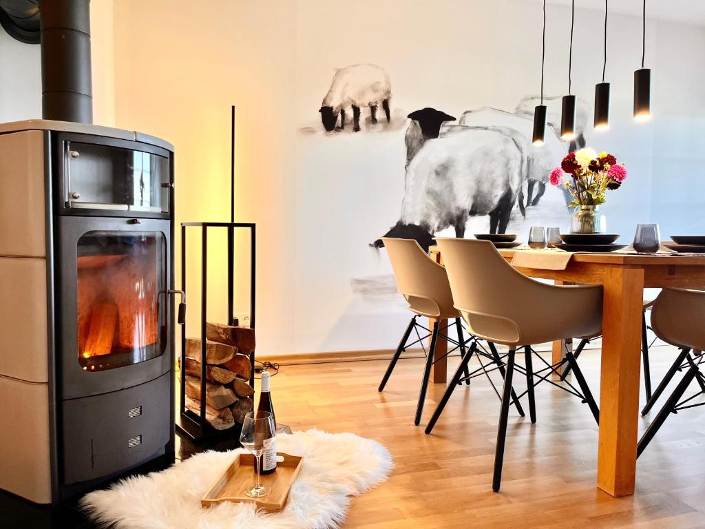 uma sala de estar com um fogão e uma mesa com lareira em Reet am Rhein-Heuboden, Eröffnungsangebot em Boppard