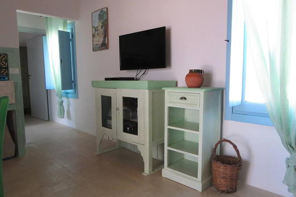 A television and/or entertainment centre at Dimora Da Tito - La Corte dei Colori
