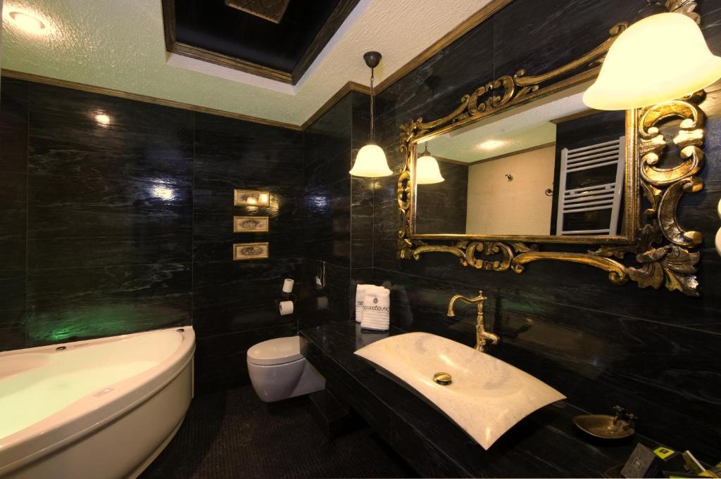 Koupelna v ubytování AROMA DRYOS SPA & ECO Hotel