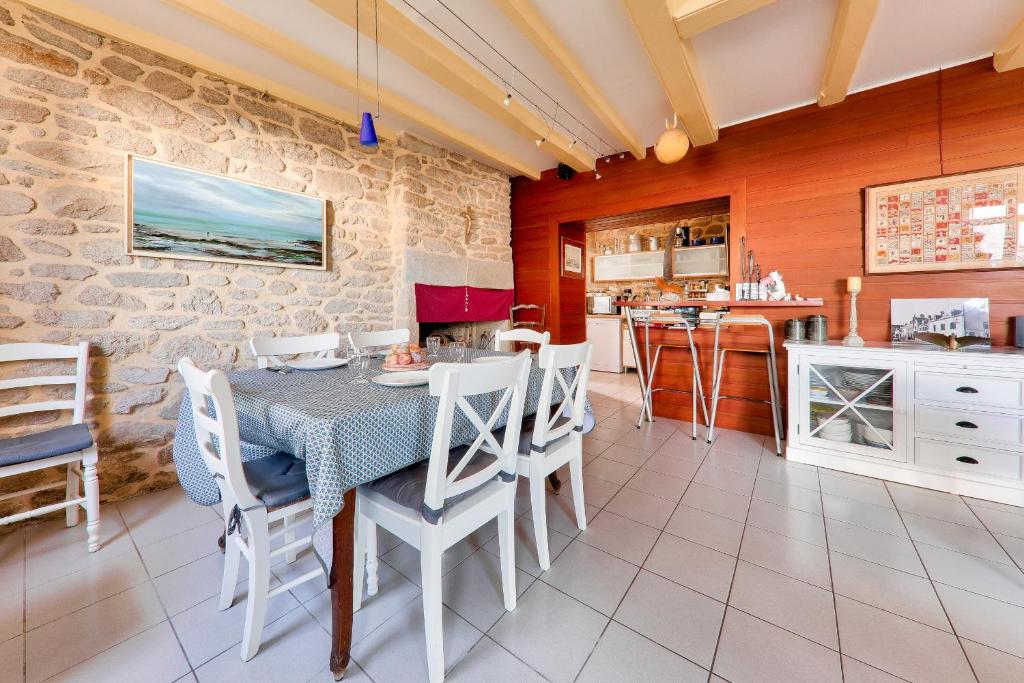 uma cozinha e sala de jantar com mesa e cadeiras em Parenthese a 20m de la baie de Quiberon em Saint-Pierre-Quiberon