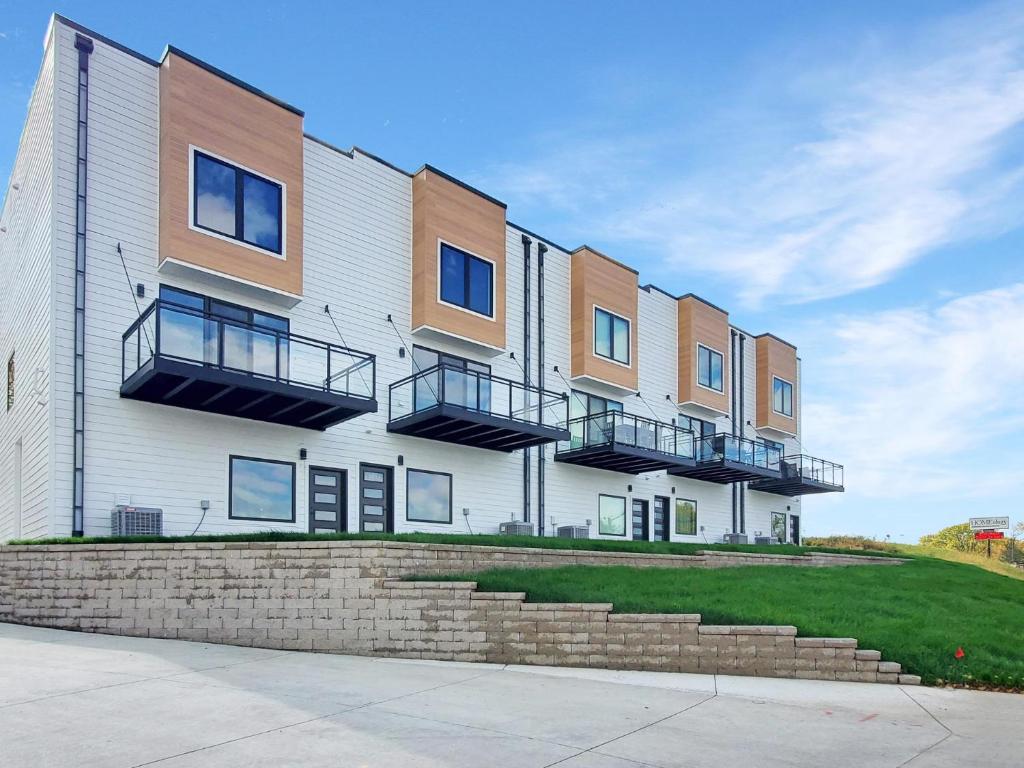 CentralPark Townhome B10, Arnolds Park (updated prices 2024)