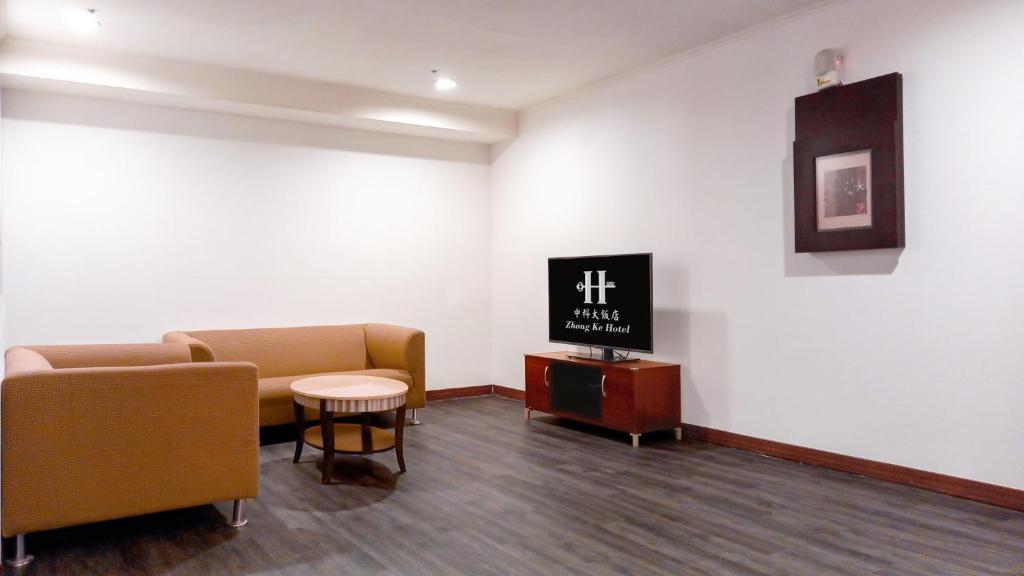 a waiting room with a couch and a table at Zhong Ke Hotel in Taichung