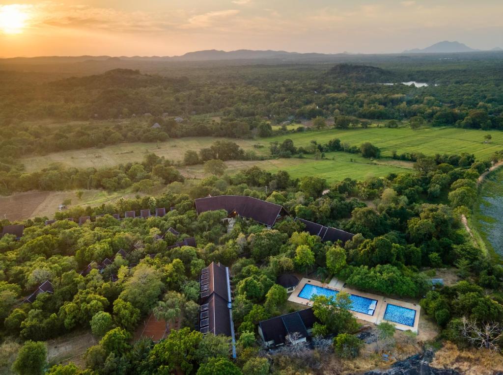 uma vista aérea da casa e da floresta em Occidental Paradise Dambulla em Sigiriya