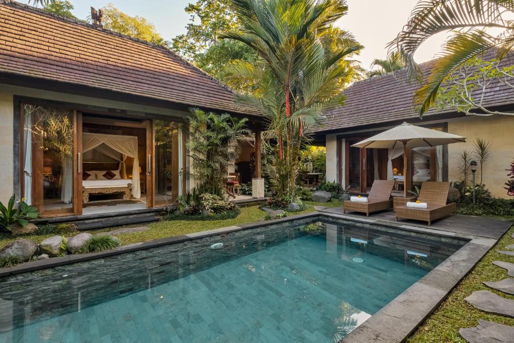 une villa avec une piscine et une maison dans l'établissement Buana Tirta Ubud Villa, à Ubud