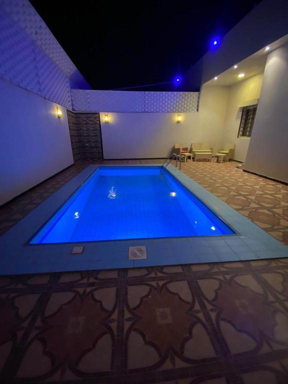 Bazén v ubytování شاليهات ركـــام Recam For Holiday nebo v jeho okolí