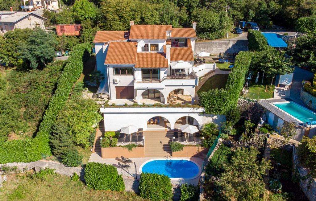 una vista aérea de una casa con piscina en Kuća za odmor VILLA CURLYLOCS - Vila Kosjenka, en Viskovo