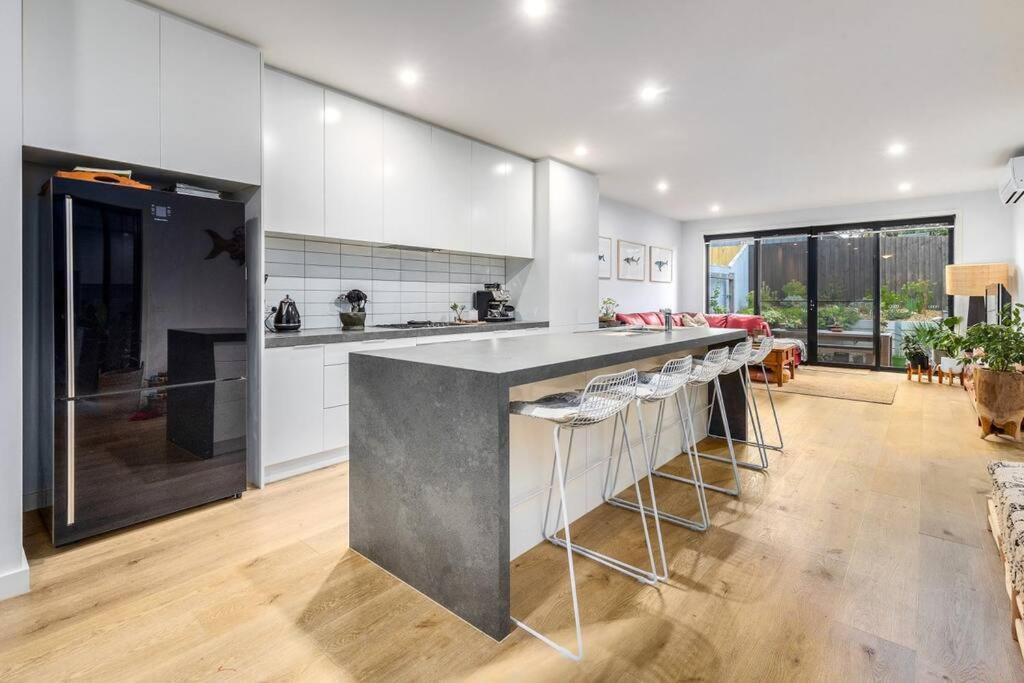 Executive Family Home (walk to Rosebud beach), Rosebud (updated prices