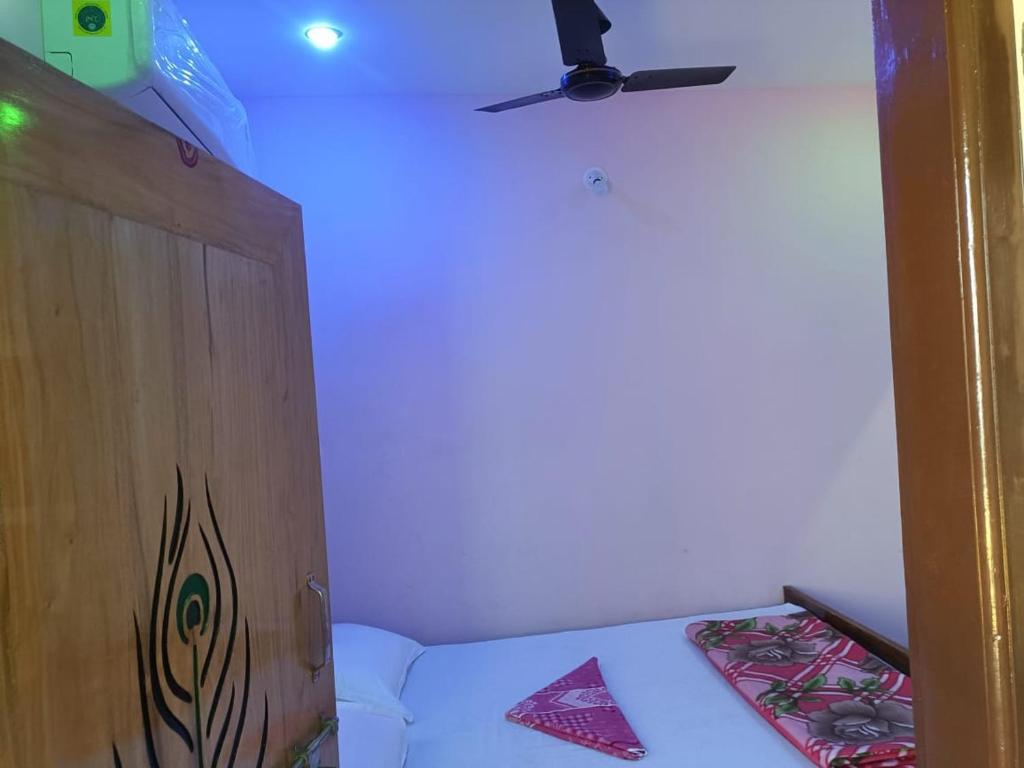 Postel nebo postele na pokoji v ubytování Hotel Chandan Lodge ! Puri - ViDi Group