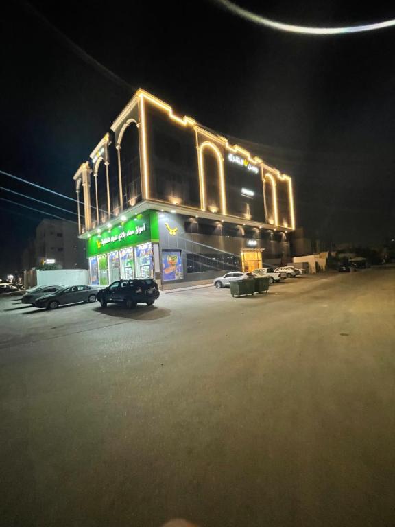 ein Gebäude mit Lichtern in der Nacht in der Unterkunft وسن الشرق in Dammam