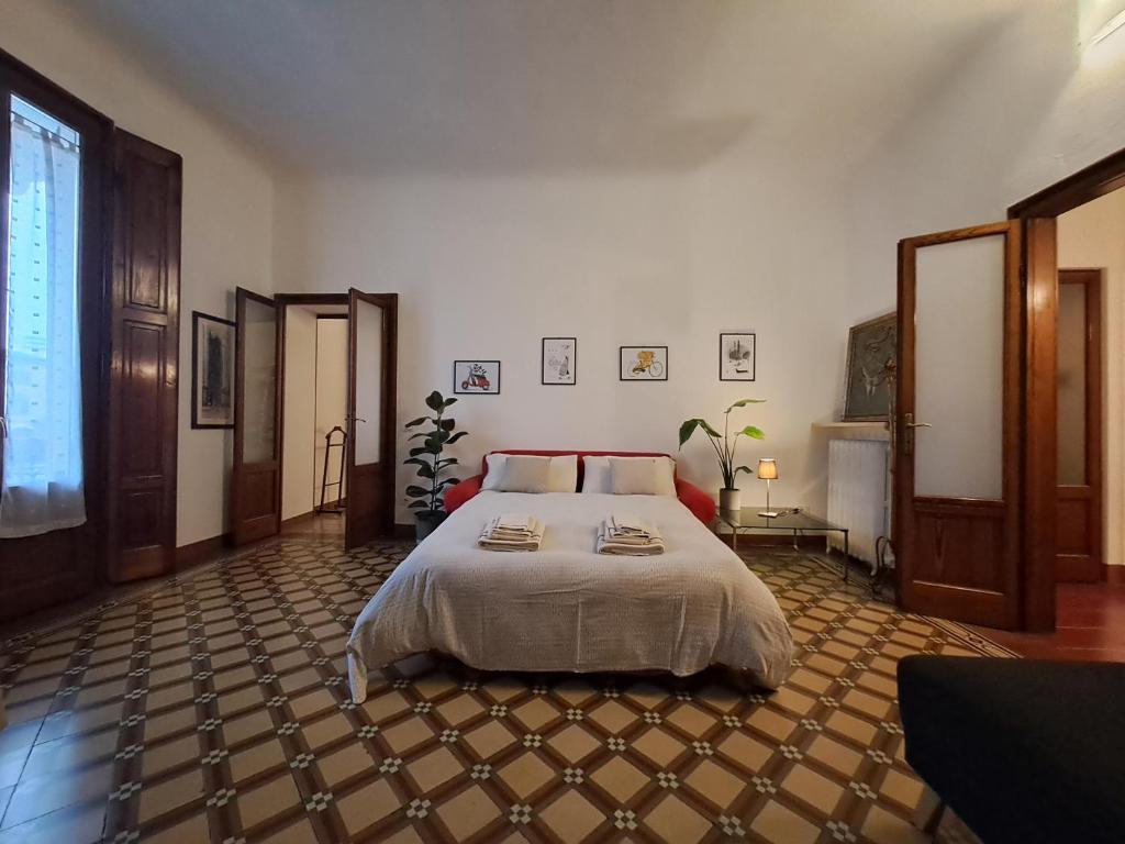 a bedroom with a large bed in a room at B&B Alice in Cremona