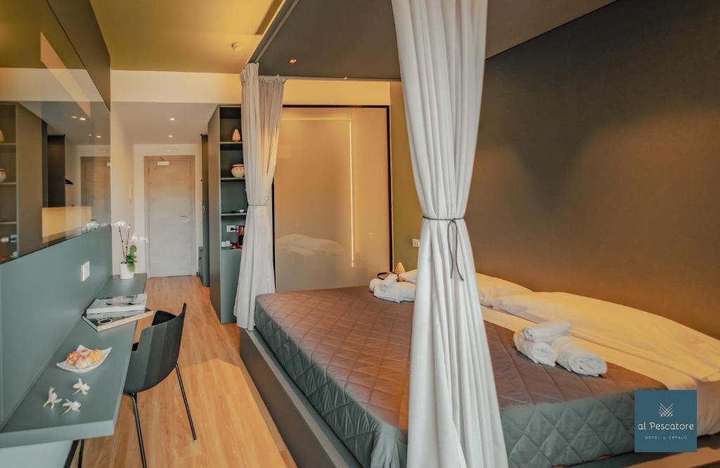 um quarto com uma cama com cortinas em Al Pescatore Suites em Cefalù