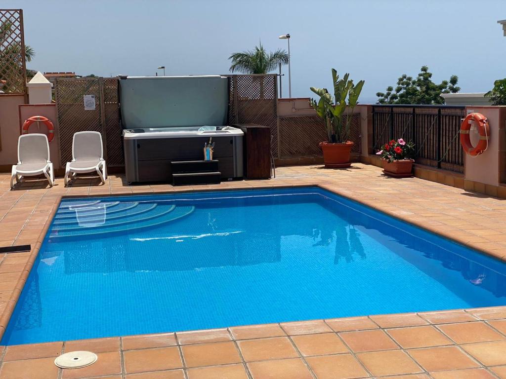 Bazén v ubytování Self Catering Luxury Villa in the beautiful area of Puerto Santiago Tenerife with 5 bedrooms 2 Sofabeds for up to 10 guests private swimming pool and many other activities to entertain the family Secure parking for 2 cars and disabled access throughout nebo v jeho okolí