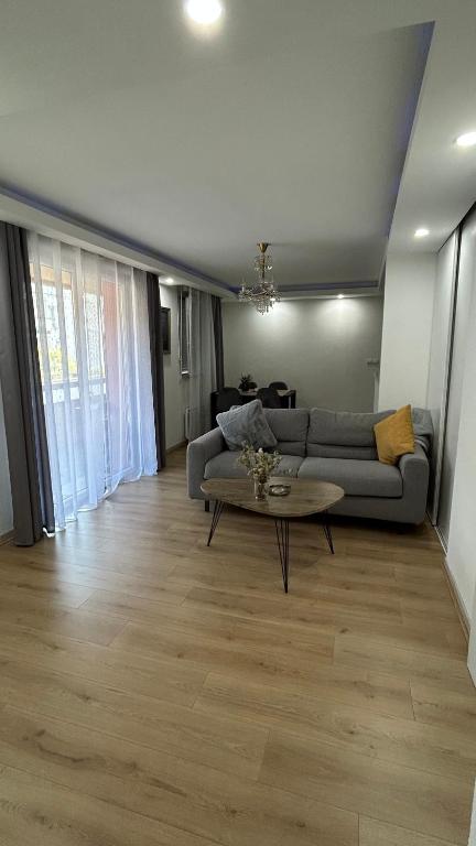 un salon avec un canapé et une table dans l'établissement Jolie T3 avec Parking, à Toulouse