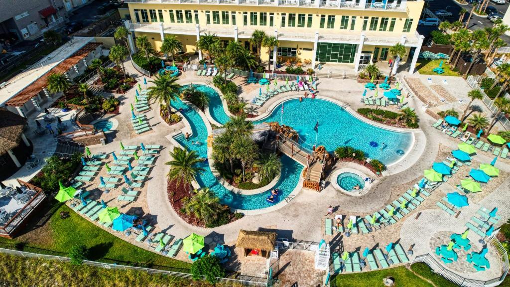 ペンサコーラ・ビーチにあるHoliday Inn Resort Pensacola Beach, an IHG Hotelのリゾートのプールの空からの景色