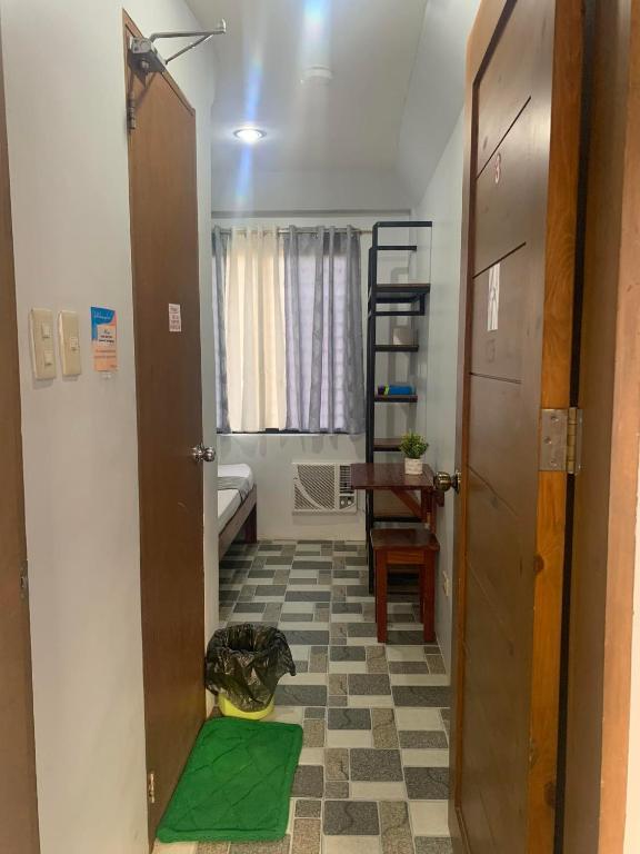 un pasillo con un gato tirado en el suelo en una habitación en MSG LODGING HOME, en Puerto Princesa City