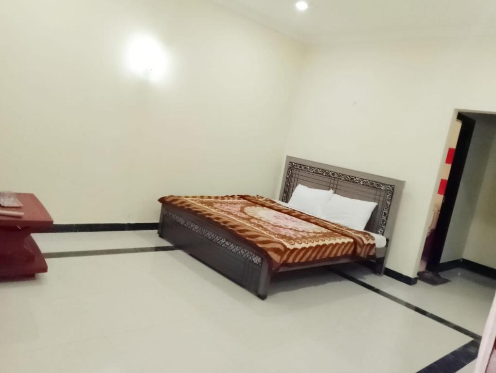 een slaapkamer met een bed in een kamer bij Islamabad lodge in Islamabad