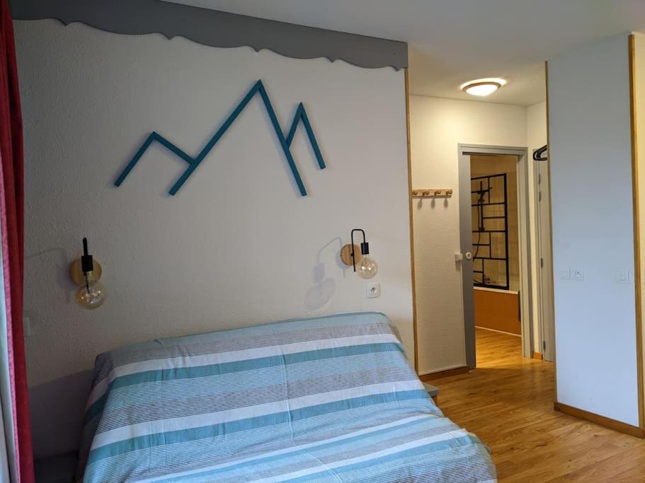 um quarto com uma parede com um grafo azul em Horizon Pelvoux Accueillant T2 pied des pistes em Puy-Saint-Vincent