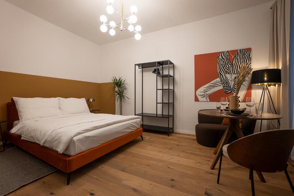 1 dormitorio con 1 cama, 1 mesa y 1 lámpara en Stylish central 1-bedroom apartment with a terrace, en Viena