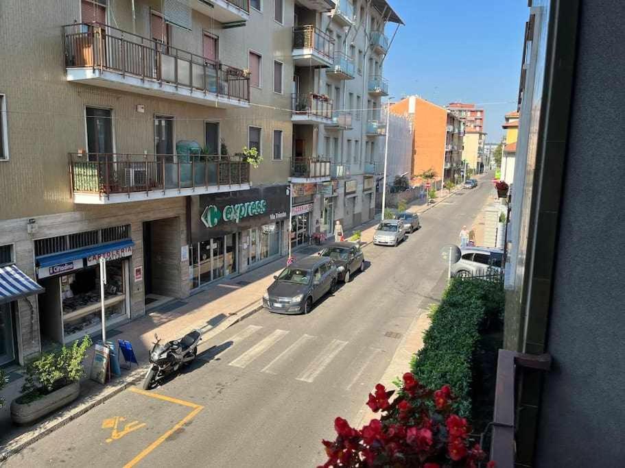 uma vista para uma rua da cidade com carros e edifícios em Appartamento 400 mt Stazione Linea S1 Milano em San Giuliano Milanese