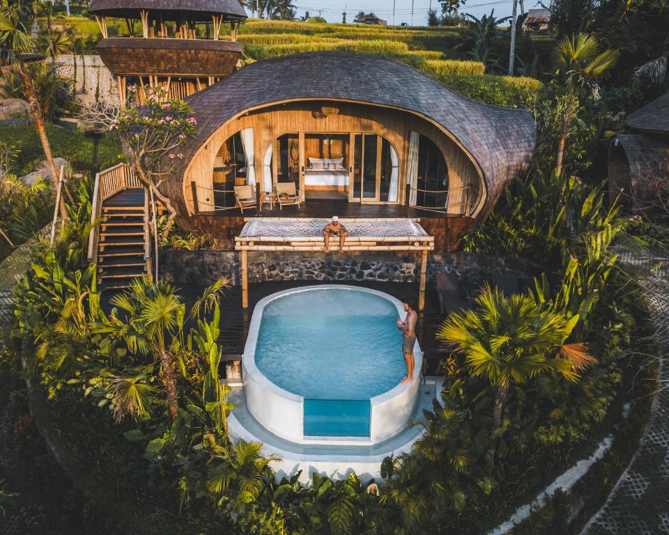 z góry widok na dom z basenem w obiekcie Jungleight Bali w mieście Tegalalang