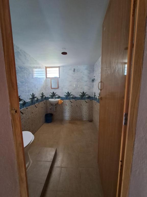bagno con lavandino e servizi igienici in camera di The Circle ad Auroville