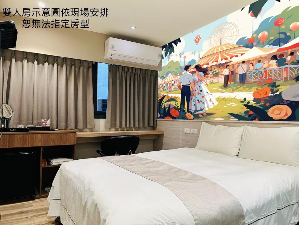 ein Schlafzimmer mit einem Bett und einem großen Wandgemälde in der Unterkunft Dazz Inn in Taichung