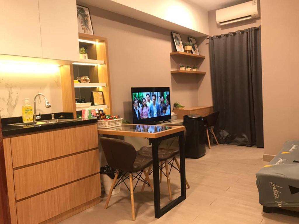 A television and/or entertainment centre at MTOWN RESIDENCE 2BR at SUMMARECON SERPONG BY GIZL LUXURY