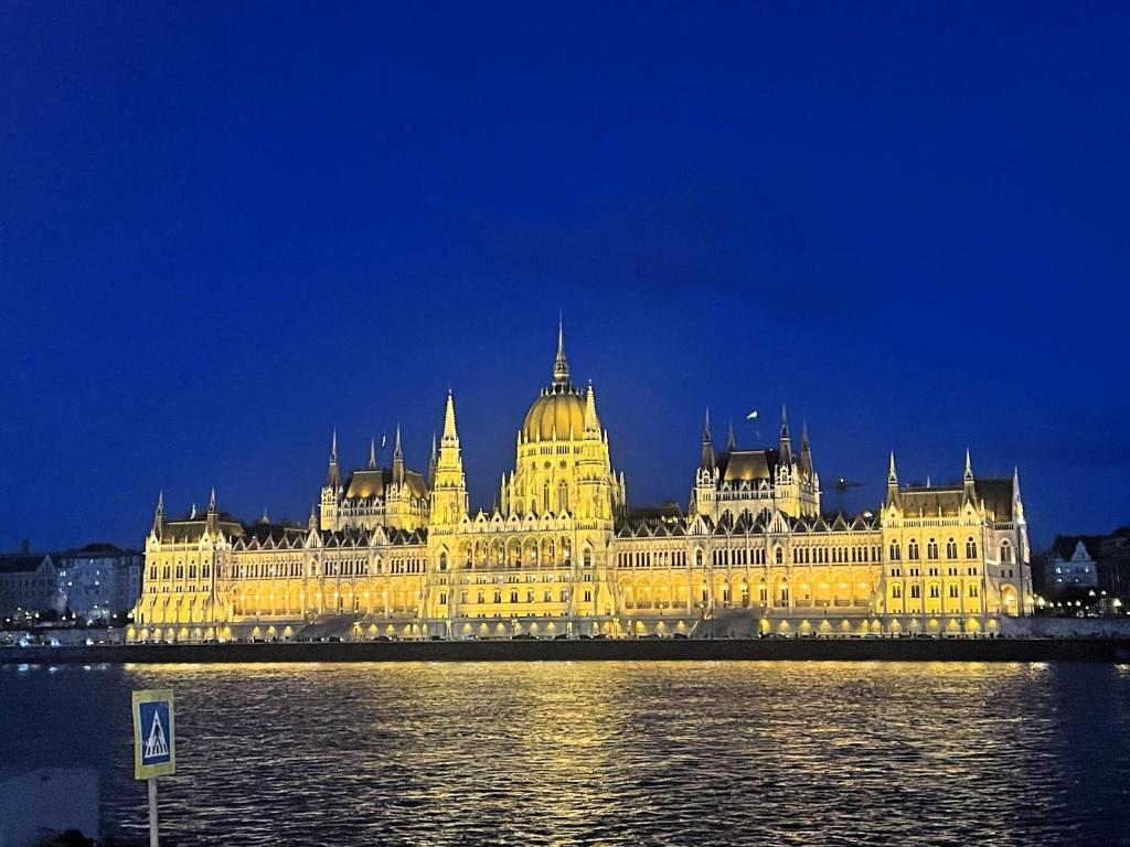 un grande edificio del Parlamento illuminato di notte di Jule Studio Budapest a Budapest
