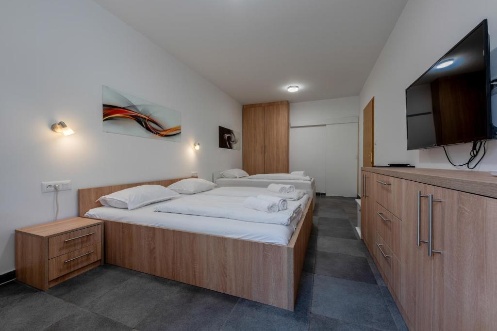 Aparthotel Plat - Habitación Triple Confort Con Patio