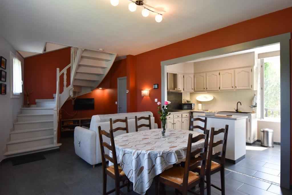 een keuken en eetkamer met een tafel en stoelen bij La Fangousse, proche Lac Pareloup in Salles-Curan