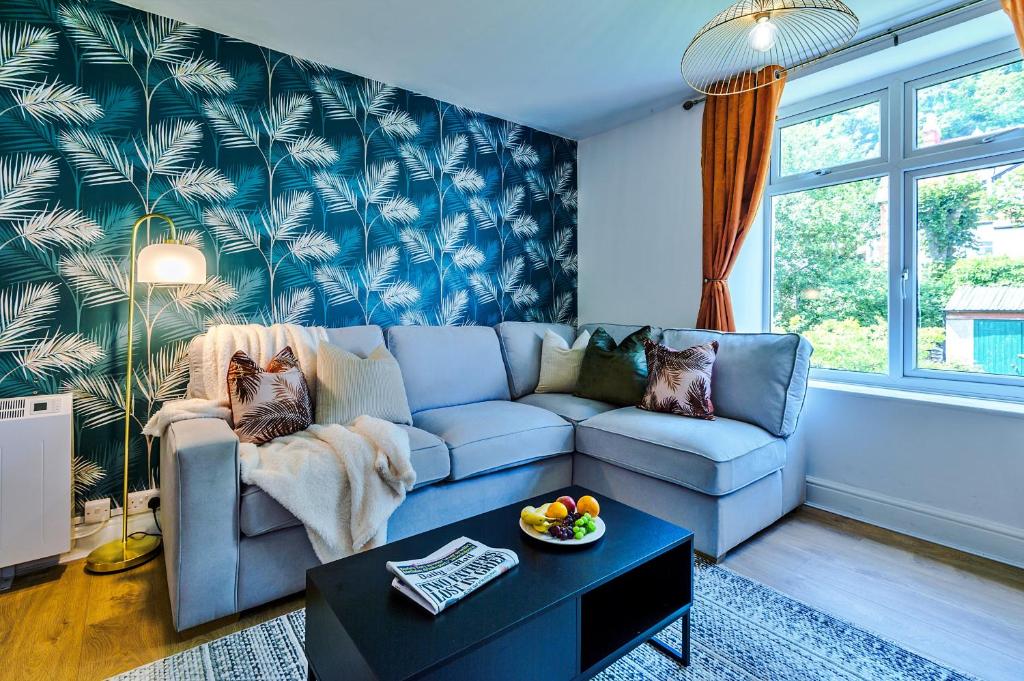 sala de estar con sofá y mesa en Finest Retreats - Abbey Road House en Llandudno