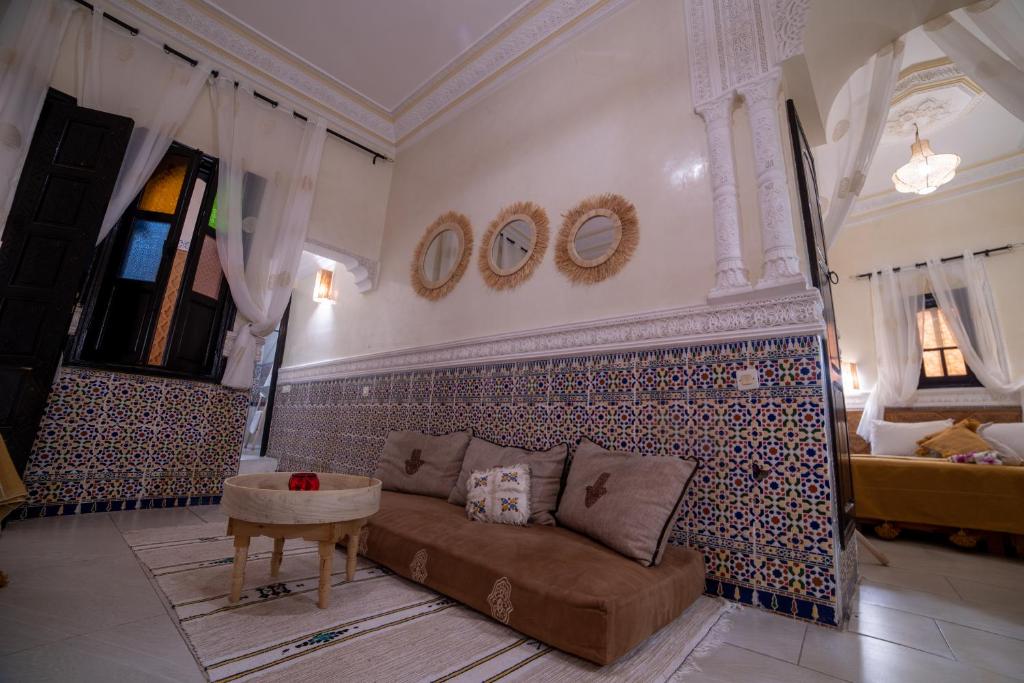 Postel nebo postele na pokoji v ubytování Riad Arabesque