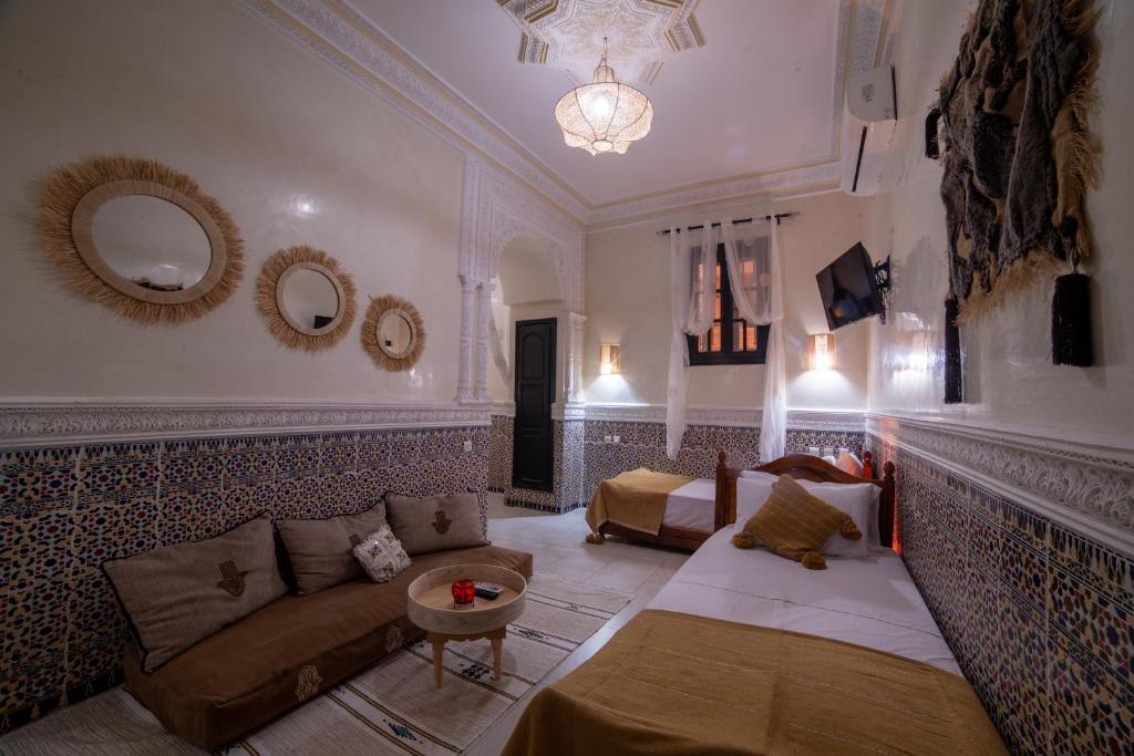 Postel nebo postele na pokoji v ubytování Riad Arabesque