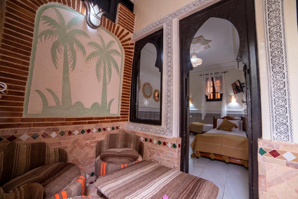 Postel nebo postele na pokoji v ubytování Riad Arabesque