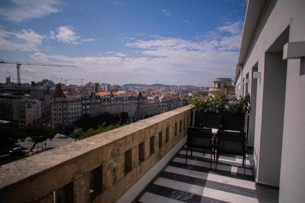 een balkon met stoelen en uitzicht op de stad bij 262 Boutique Aliados in Porto