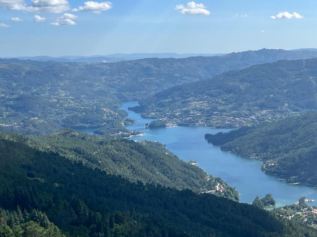 uitzicht op een meer in een vallei bij Casa de Casarelhos - Estúdio - T1 - T2 - Gerês in Geres