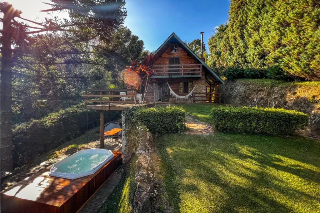 Cette petite cabane en rondins comprend une baignoire dans la cour. dans l'établissement Chalé São Bernardo - banheira de hidromassagem privativa, à Paiol Grande