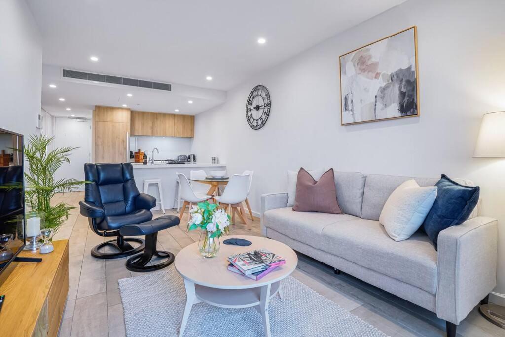 Stunning North Melbourne HomeBase w Rooftop Garden, Melbourne (updated